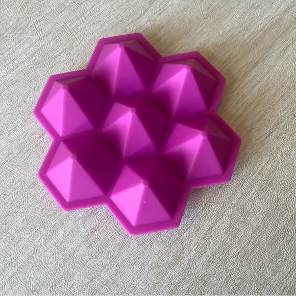 Hot pink diamond shaped silicone ice cube tray - Picture 4 of 6